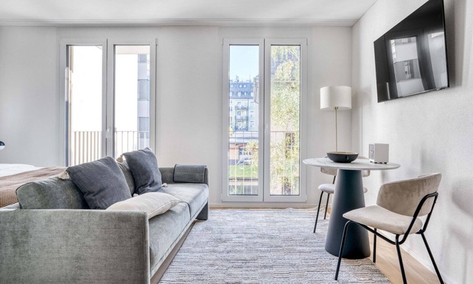 Sihlfeld Apartamento | Sunlit Wiedikon 1 Room w/ Storage & W/D, 1 min to Market, by Blueground