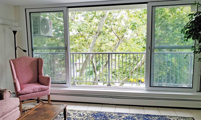 Queens Apartamento | Sunny 1-bedroom apartment in Bayside, close to restaurants, shops, and train.