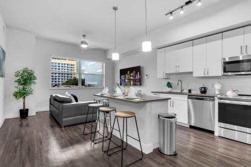 Midtown Apartamento | Sunny 1BR Unit With Free Parking Prime Location