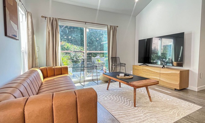 Ladera Heights Casa | Sunny 1BR with Spacious Outdoor Lounge - SH4