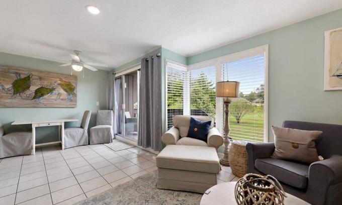 Diamondhead Condominio | Sunny 1st Floor Condo w/ Pool: Golf, Swim & Play!