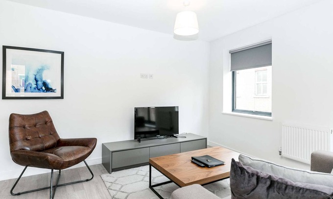 Stepney Green Apartamento | Sunny 2-Bed with Private Balcony – Minutes from Canary Wharf