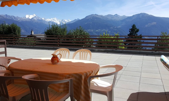 Randogne Apartamento | Sunny 2 bedroom apartment with large terrace, stunning views & indoor pool