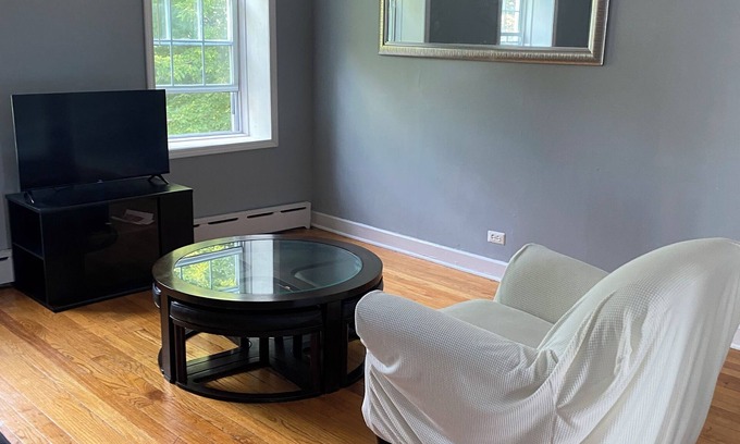 Evanston Apartamento | Sunny 2-bedroom apartment with In-Unit Laundry & Balcony in Evanston