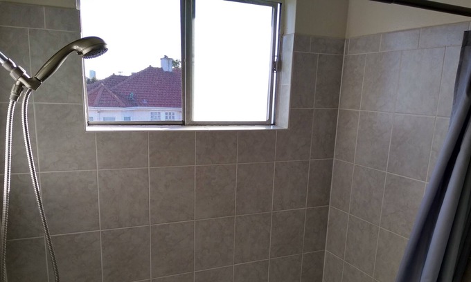 Upper Telegraph Apartamento | Sunny 2 bedroom in Convenient, Walkable Bushrod Neighborhood