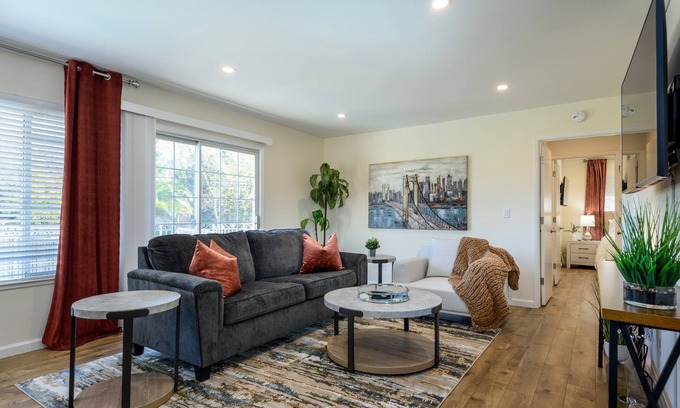 Farm Hills Apartamento | Sunny 2-bedroom near Standford Hospitals with sparkling Pool