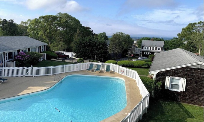 Vineyard Haven Condominio | Sunny 2bedroom condo w pool!
