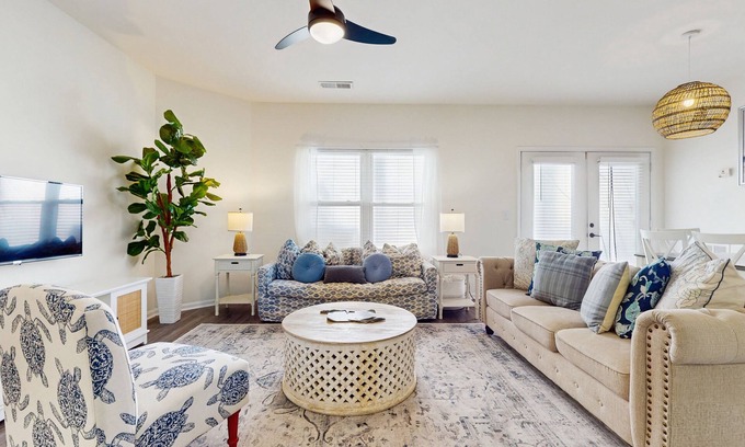 Goose Creek Condominio | Sunny 2BR Pool View in Pet Friendly Resort w/Pool Access