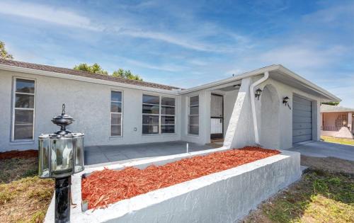 Embassy Hills Casa | Sunny 3bd home! 10 mins to the beach