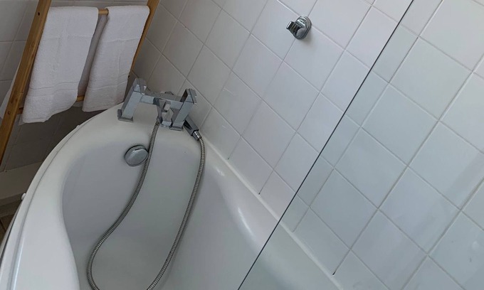 Harborne Casa | Sunny 4 bedroom house with free parking on site