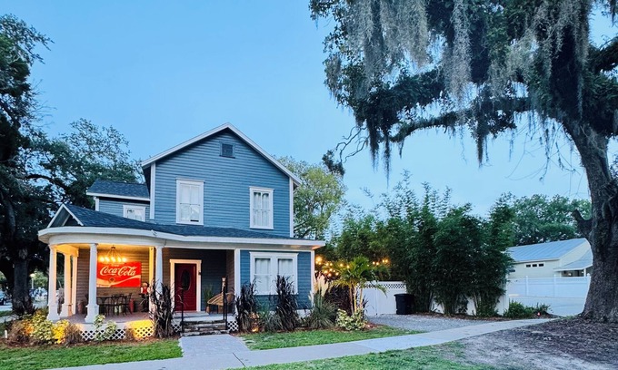 Sanford Casa | Sunny 5-bedroom Family Central Florida Getaway - AC, WiFi & Private Garden