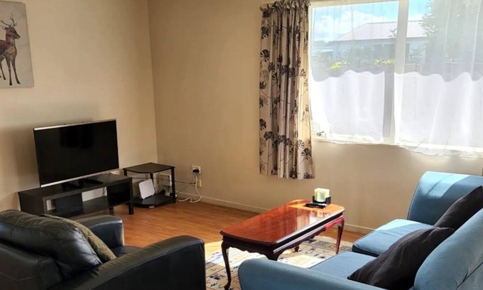 Henderson Casa | Sunny and cosy centrally located 2 BD entire house