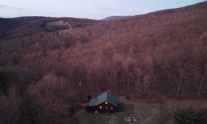 Boonsboro Casa | Soleada y acogedora pequeña cabaña con una vista espectacular de las montañas Blue Ridge
