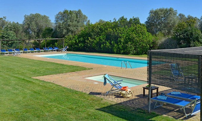 Pescia Romana Apartamento | Soleado apartamento con terraza, piscina, barbacoa amigable para los niños y acceso privado a la playa
