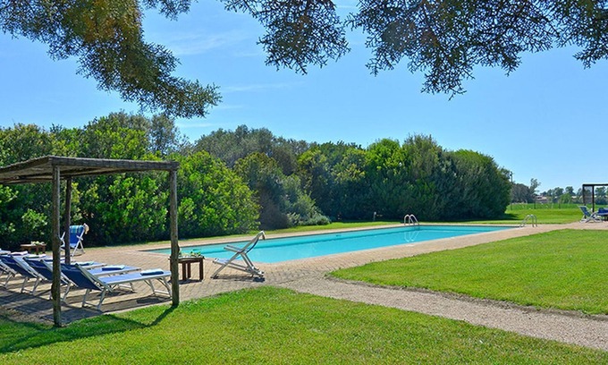 Pescia Romana Apartamento | Soleado apartamento con terraza, piscina y acceso privado a la playa.
