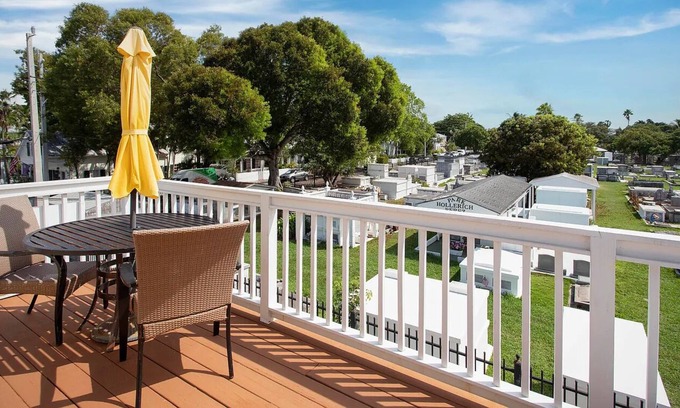 White Street Gallery District Casa | Sunny Apartment with a Large Deck and Great View
