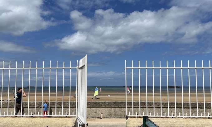 Saint-Come-de-Fresne Apartamento | Sunny Apt on D-Day Beach with Parking
