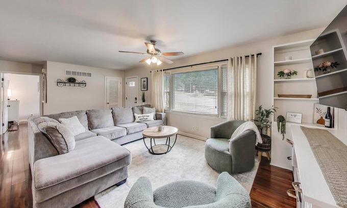 Williams Bay Casa | Sunny Bay - Walk to Restaurants, Lake, Ice Cream | Sleeps 6 + Deck and Grill