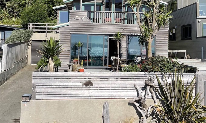 Pukerua Bay Casa | Sunny Beach Front House