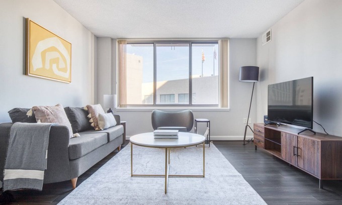Woodmont Triangle Apartamento | Sunny Bethesda 2BR w/ Concierge & Gym, near Metro & shops, by Blueground