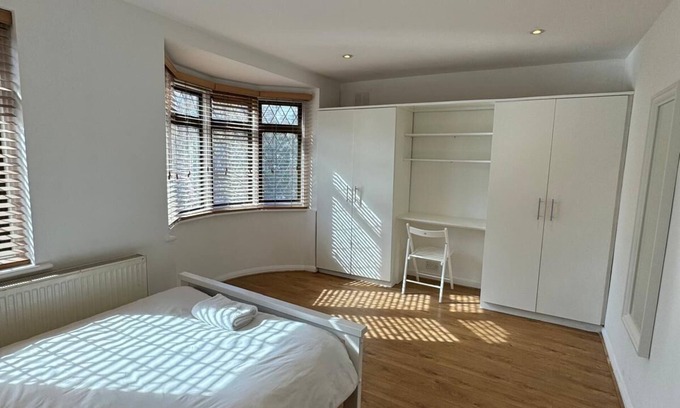 West Ham Casa | Sunny Big Double Room 3, Mins Walk 2 Underground, Close to Heart of London