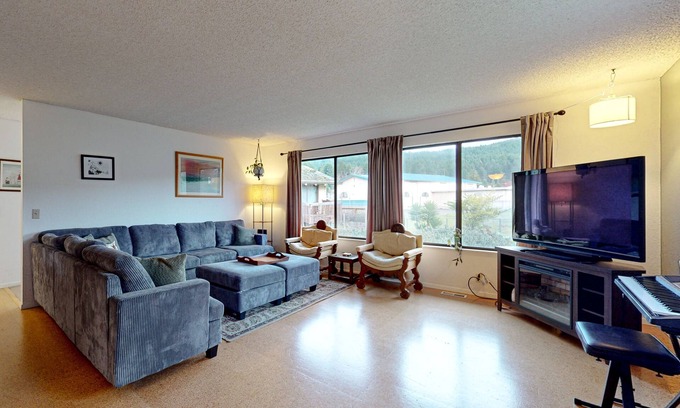 Jacoby Creek Casa | Sunny Brae home with private, enclosed yard - close to golf, hiking, & town