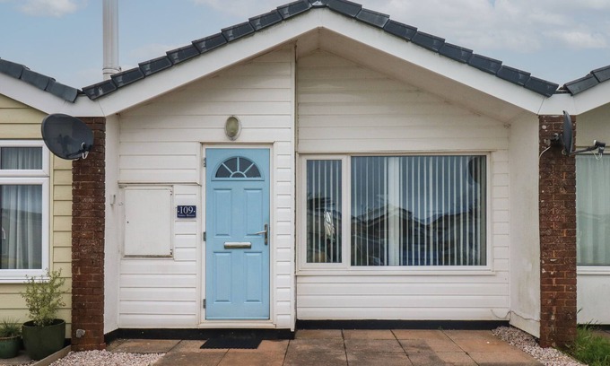 Malborough Cabaña | SUNNY BREEZE, pet friendly, with a garden in Malborough