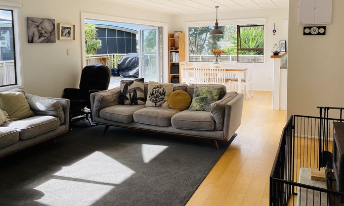 Muriwai Casa | Sunny, bright inviting home 14 minute walk to the main beach