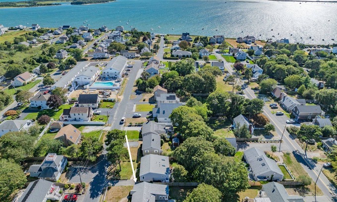 West Yarmouth Cabaña | Sunny Cape Cod Cottage Near Lewis Bay