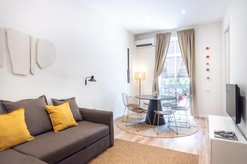 L'Antiga Esquerra de l'Eixample Apartamento | Sunny Central Apartment with 100sqm Terrace in Barcelona