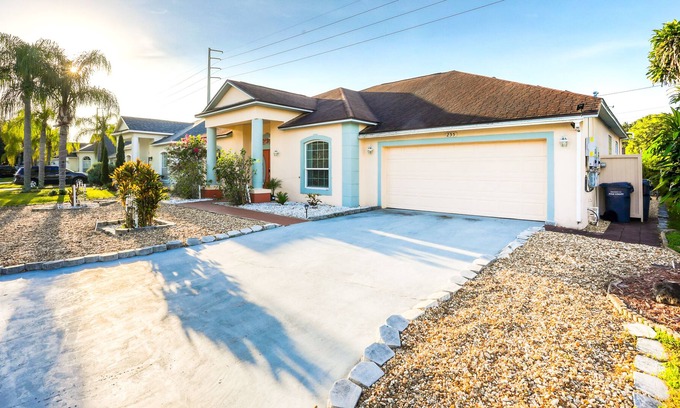 Bridgewater Crossing Casa | Sunny Central Florida getaway with screened pool, patio, central AC, & W/D
