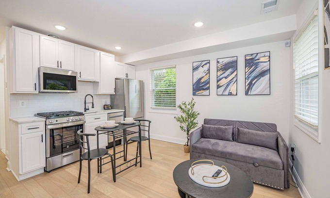 Fairmount Heights Apartamento | Sunny, Chic, Centrally Located 2 bedroom, with Parking & Alexa