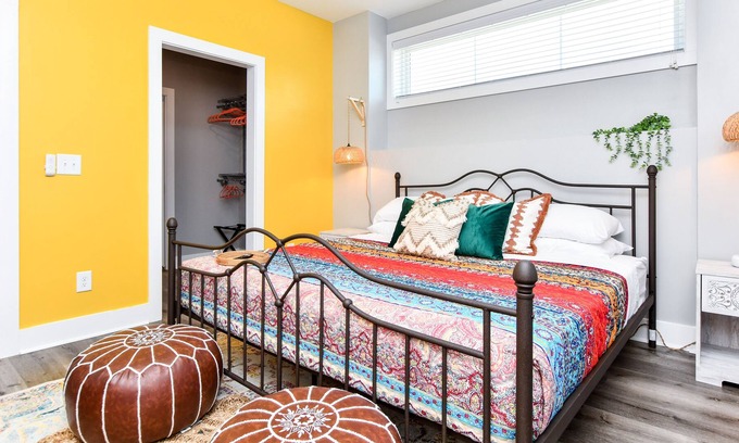 Dunean Apartamento | Sunny Cityside Boho Hideaway - KING Beds, Workdesks, Balcony! Close to Downtown