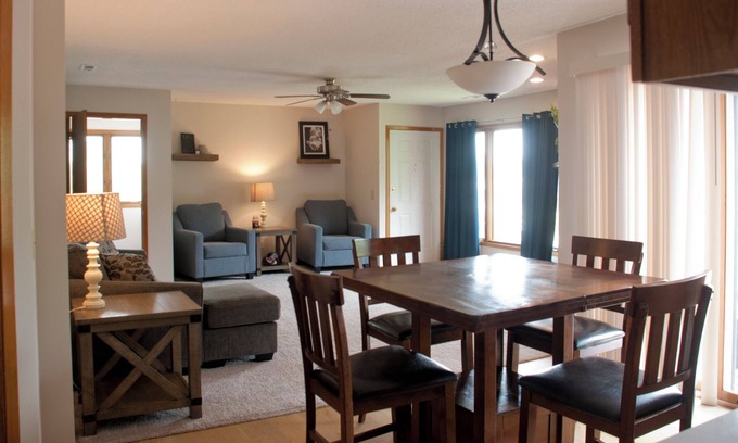 Urbandale Condominio | Sunny condo in Urbandale. Quiet neighborhood, plenty of space and relaxing deck!