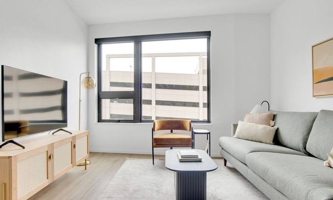 Congress Park Apartamento | Sunny Congress Park 1BR w/ Gym & Pool, near shops & dining, by Blueground