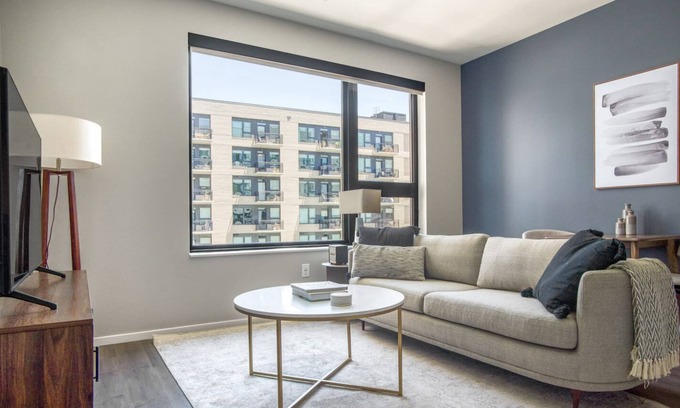 Congress Park Apartamento | Sunny Congress Park 1BR w/ Gym & Pool, near shops & dining, by Blueground