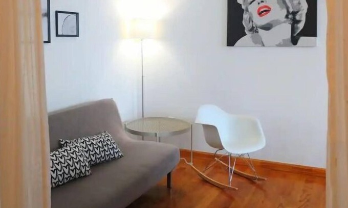Bensonhurst Apartamento | Sunny, Convenient, Safe & Quiet 3-Bedroom Apt