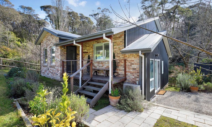 Leura Casa | Sunny Corner - Romantic split level Cottage