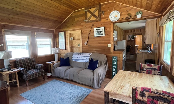 Shawano Casa | Sunny Cottage - Enjoy Shawano Lake - Dogs Welcome!