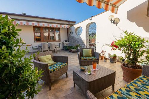 Piombino Apartamento | sunny courtyard