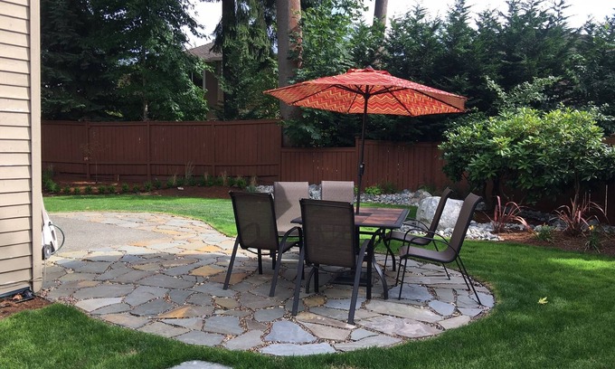 Klahanie Casa | Sunny culdesac home: pet friendly fenced ac garage fireplace
