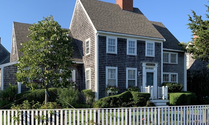 Nantucket Town Casa | Sunny Days dejará sonriendo! Disfrute de la piscina y canchas de tenis!