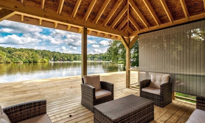 Snellville Casa | Sunny Deck ALL Rooms w/LAKE VIEW