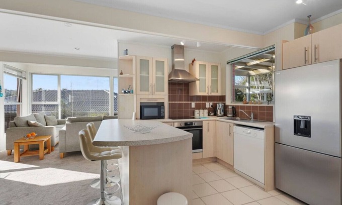 Mission Bay Casa | Sunny Delight Meadowbank with Lush Gardens