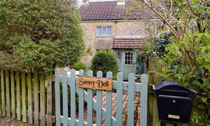 Broadwindsor Cabaña | SUNNY DELL COTTAGE, pet friendly, with open fire in Bridport