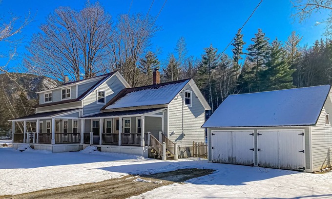 Wallingford Casa | Sunny, dog-friendly home with a fenced yard, washer/dryer