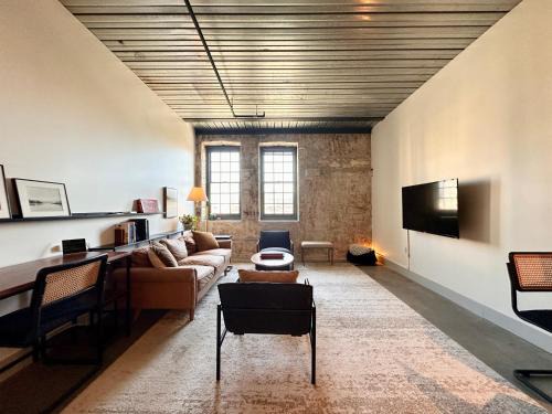 Westown Apartamento | Sunny Double Queen 1BR Apartment Walking Distance to Fiserv
