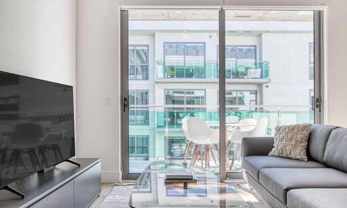 City West Apartamento | Sunny Downtown 1BR w/ Pool, Gym & W/D near Staples Center, by Blueground