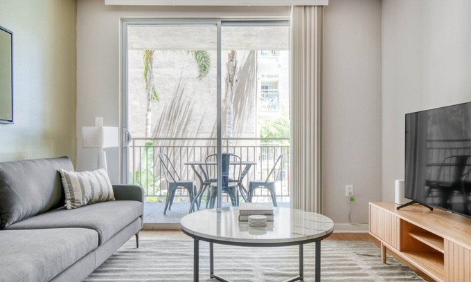 City West Apartamento | Sunny Downtown 2BR w/ Pool, W/D & Gym, near 7th St Metro, by Blueground