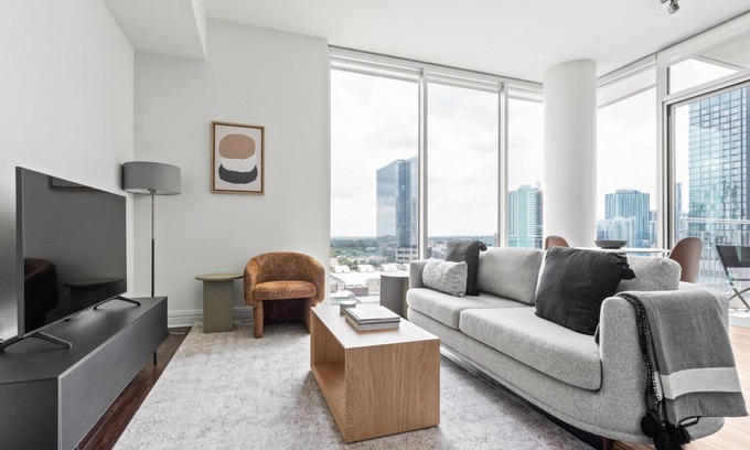 Waller Creek District Apartamento | Sunny Downtown Austin 1BR w/ Gym, Pool & W/D, nr Rainey St, by Blueground